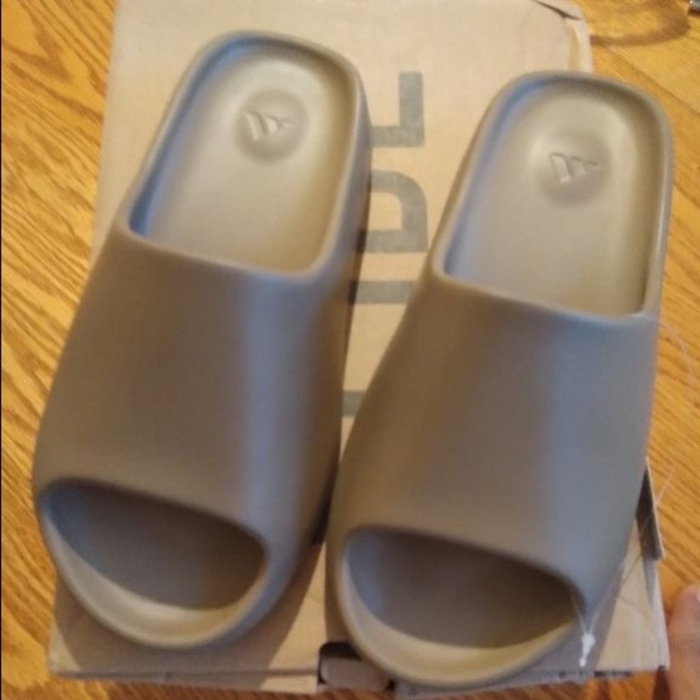 Yeezy Slides “Earth”